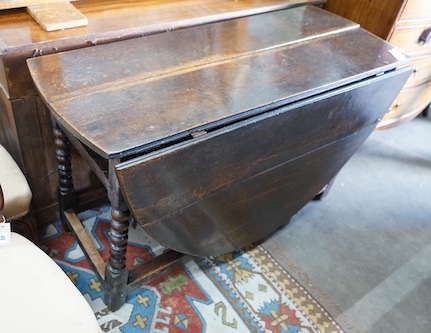 An 18th century oval oak gateleg dining table on bobbin underframe, 166cm extended, width 122cm, height 73cm